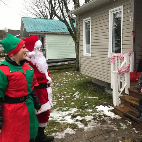 Visite du père Noel, ses lutins