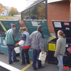 Bénévoles au travail à la journée Normand Maurice
