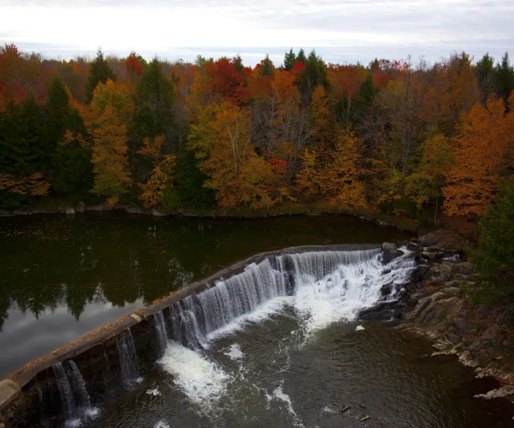 Cascade en automne