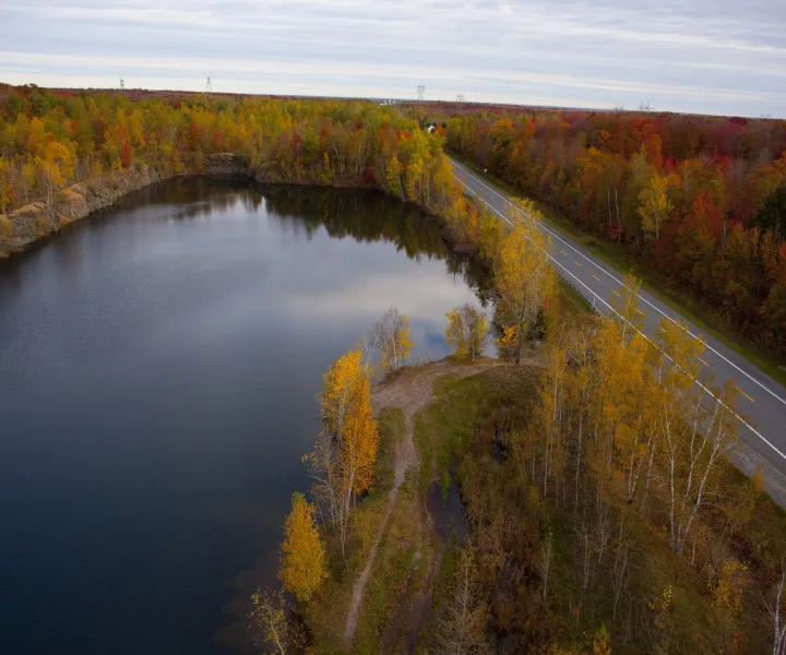 Chemin et lac