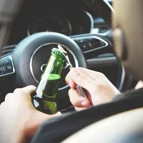 Photo de energepic.com: https://www.pexels.com/fr-fr/photo/personne-ouvrant-la-bouteille-sur-la-voiture-288476/